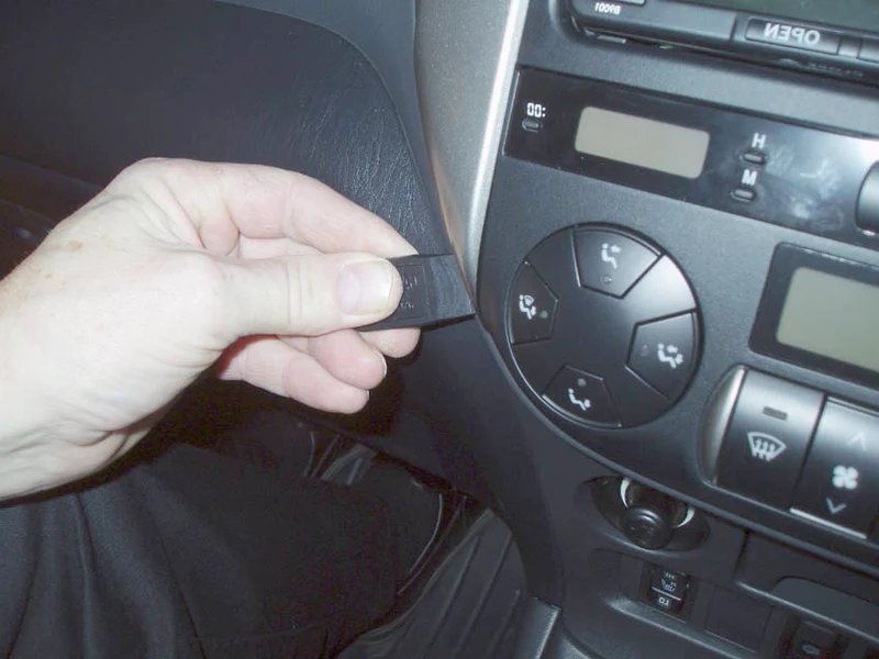 ProClip Fahrzeughalter für Rechtslenker 653378 - Winkelbefestigung - Toyota RAV 4 04-05