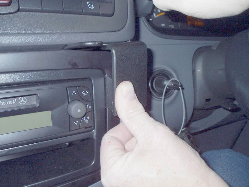 ProClip Fahrzeughalter für Rechtslenker 653365 - Mittelbefestigung, niedrig - Mercedes Benz V-Klasse 04-06, Mercedes Benz Viano 04-06, Mercedes Benz Vito 04-06