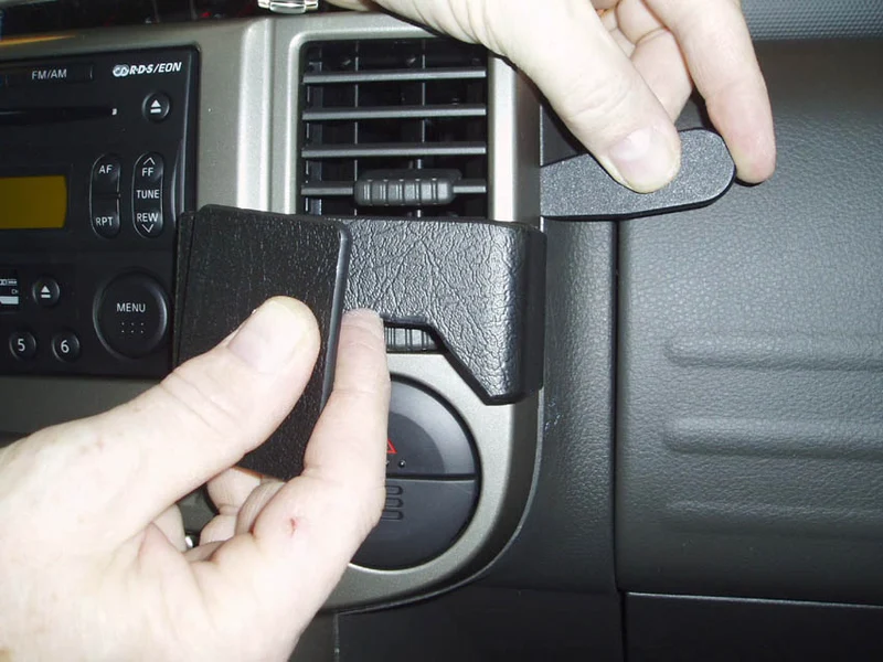 ProClip Fahrzeughalter 853368 - Winkelbefestigung, NICHT für Fahrzeuge mit Navigation- NICHT für Auto mit Navigation - Nissan X-Trail 04-07
