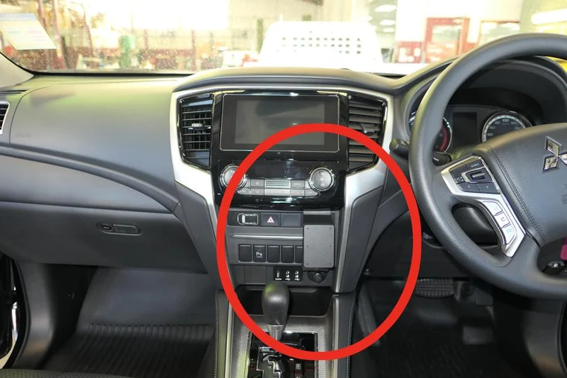 ProClip Fahrzeughalter für Rechtslenker 655523 - Mittelbefestigung- NUR für Automatikgetriebe - Mitsubishi Triton 19-24, Mitsubishi L200 20-24