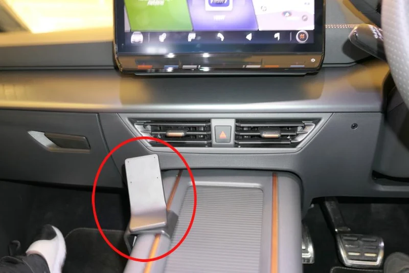 ProClip Fahrzeughalter für Rechtslenker 635734 - Konsolenbefestigung - Cupra Born 22-26, Cupra Born 22-25, Seat Born 22-24