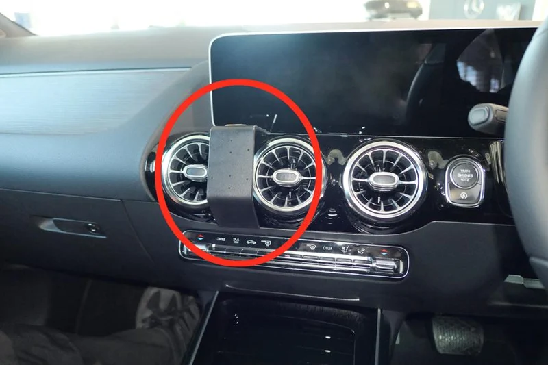 ProClip Fahrzeughalter für Rechtslenker 655494 - Mittelbefestigung - Mercedes Benz B-Klasse 19-26, Mercedes Benz EQA 22-26, Mercedes Benz GLA-Klasse 20-26 und weitere