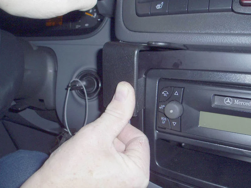 ProClip Fahrzeughalter 853365 - Mittelbefestigung, niedrig - Mercedes Benz Viano 04-06, Mercedes Benz Vito 04-06, Mercedes Benz V-Klasse 04-06