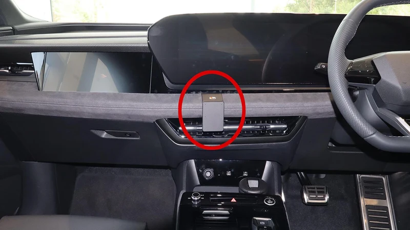 ProClip Fahrzeughalter für Rechtslenker 656114 - Mittelbefestigung - Audi Q6 25-26
