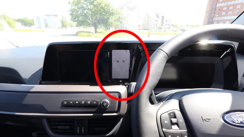 ProClip Fahrzeughalter für Rechtslenker 656111 - Mittelbefestigung - Ford Transit Courier 24-26