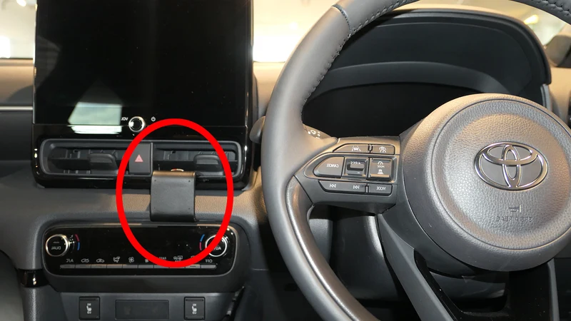 ProClip Fahrzeughalter für Rechtslenker 656033 - Mittelbefestigung - Toyota Yaris 21-26, Toyota Yaris 24-26