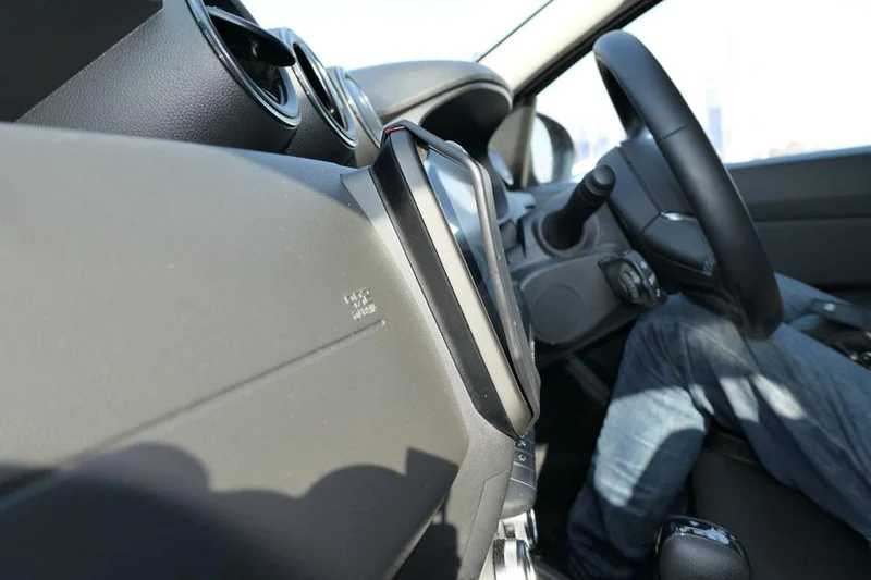 ProClip Fahrzeughalter für Rechtslenker 655741 - Winkelbefestigung- NUR für Modelle mit Display - Dacia Duster 22-23