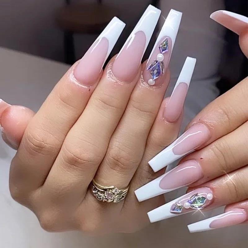 Premium Nagelverlängerungen mit eleganten Designs und Glitzerakzenten Karnz