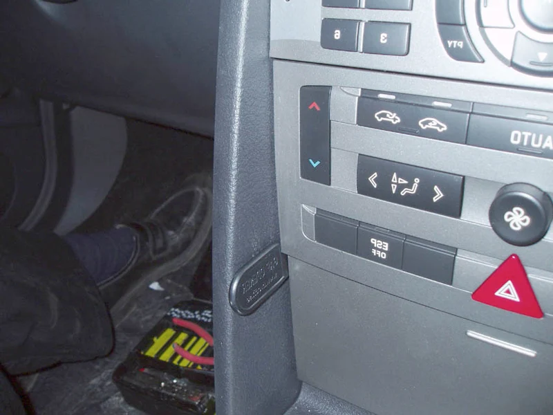ProClip Fahrzeughalter für Rechtslenker 653432 - Winkelbefestigung - Peugeot 407 04-10