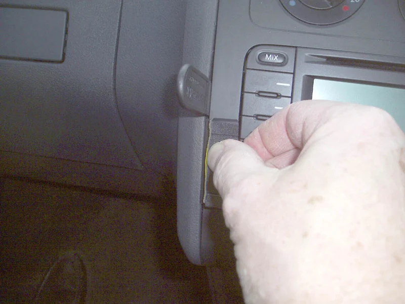 ProClip Fahrzeughalter für Rechtslenker 653417 - Winkelbefestigung, niedrig - Volkswagen Touran 03-15