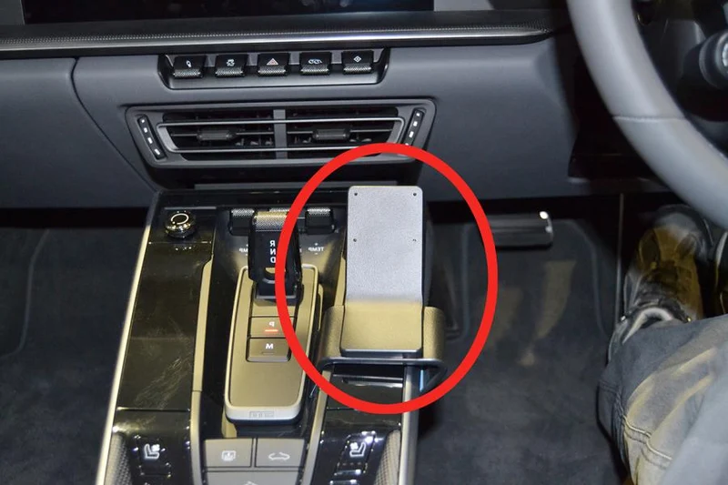 ProClip Fahrzeughalter für Rechtslenker 655568 - Mittelbefestigung- NUR für Automatikgetriebe - Porsche 911 (Type 992) 20-26, Porsche 911 (Type 992) 20-25