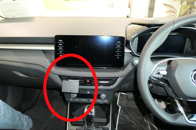 ProClip Fahrzeughalter für Rechtslenker 655760 - Mittelbefestigung - Skoda Fabia 22-26, Skoda Fabia 22-25