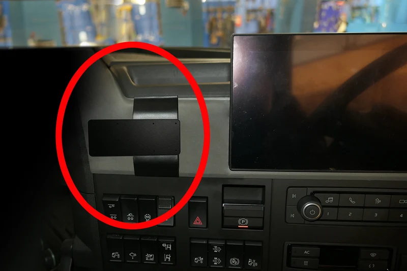 ProClip Fahrzeughalter für Rechtslenker 313572 - Mittelbefestigung, hochfeste Montageplattform- NUR für Modelle mit Display - Volvo FM series 21-26, Volvo FM series 21-25