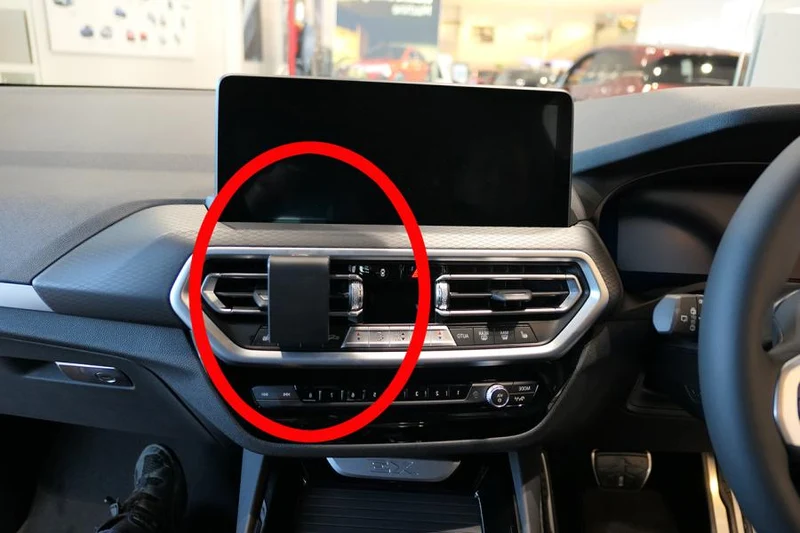 ProClip Fahrzeughalter für Rechtslenker 655726 - Mittelbefestigung, The ProClip will hide some buttons. - BMW X4 22-26, BMW iX3 23-26, BMW X4 22-25 und weitere