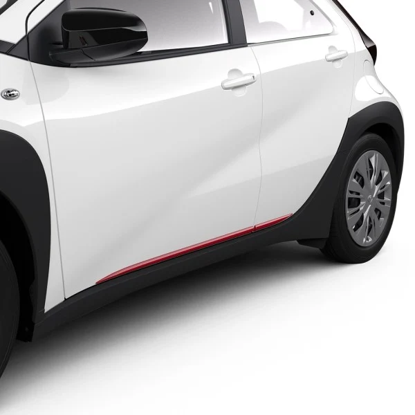 Rode ornamenten zijkant Toyota Aygo X 2022 >