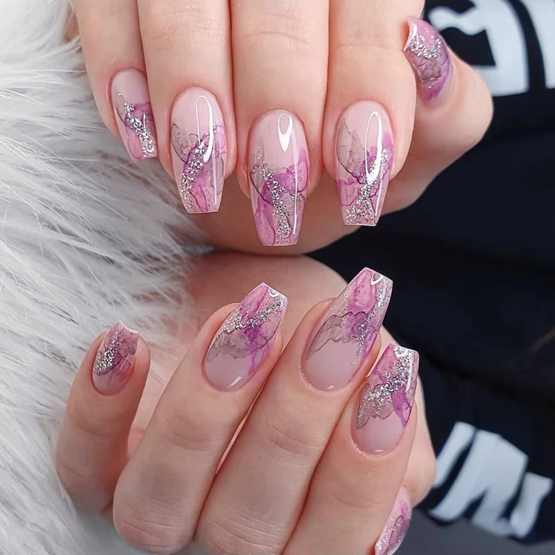 Kunstvolle Nailart mit Glitzerdetails Karnz