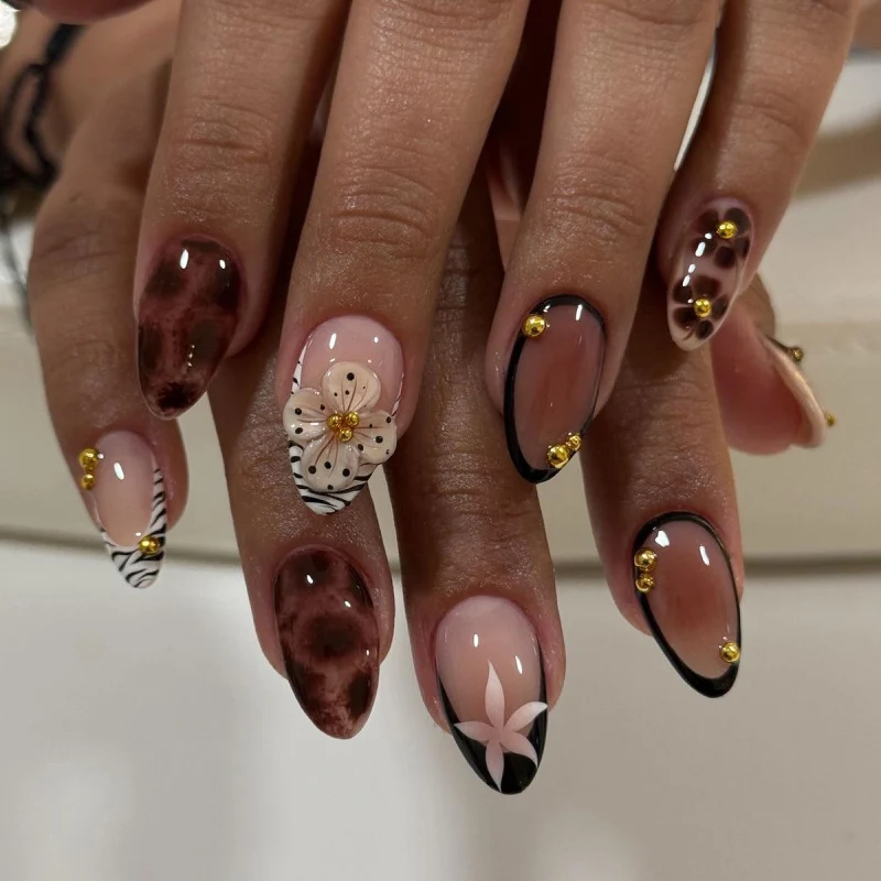 Nail Art mit elegantem Blumendesign und Glitzerakzenten Karnz