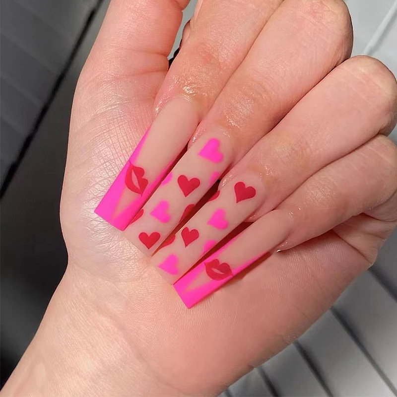 Nagelkunst mit Herz- und Lippenmotiven Karnz