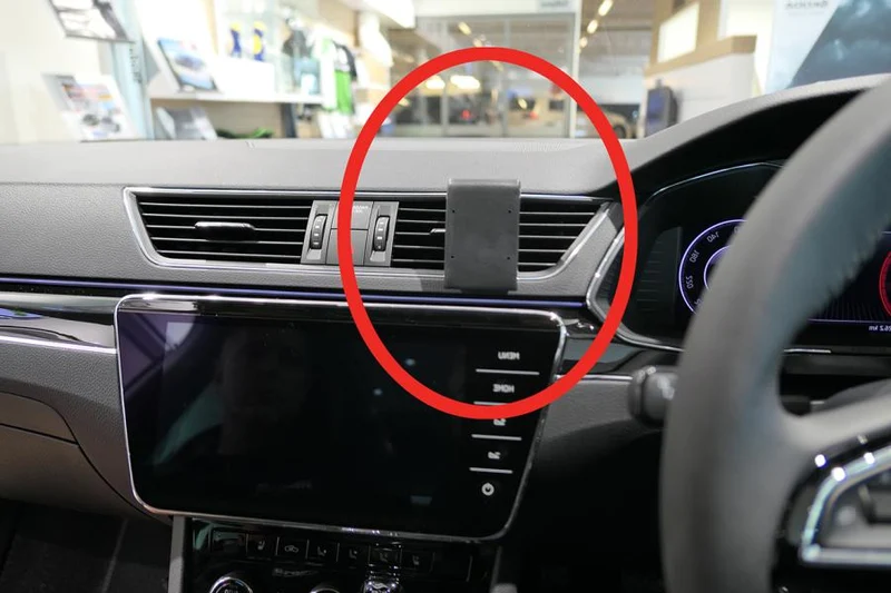 ProClip Fahrzeughalter für Rechtslenker 655554 - Mittelbefestigung - Skoda Superb 20-23