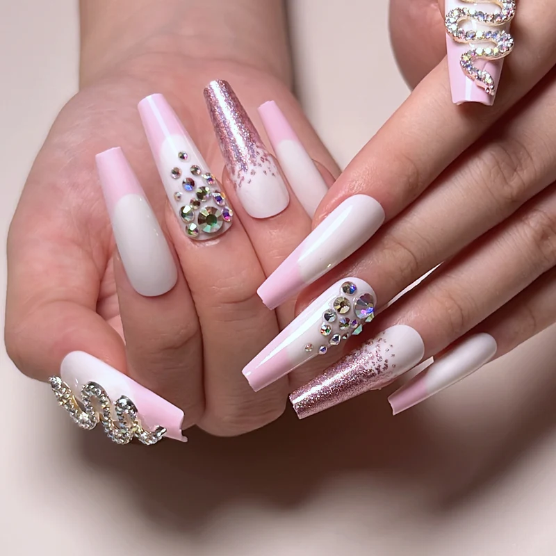 Kunstvolle Nagelverlängerungen mit Glitzer- und Strassverzierungen Karnz