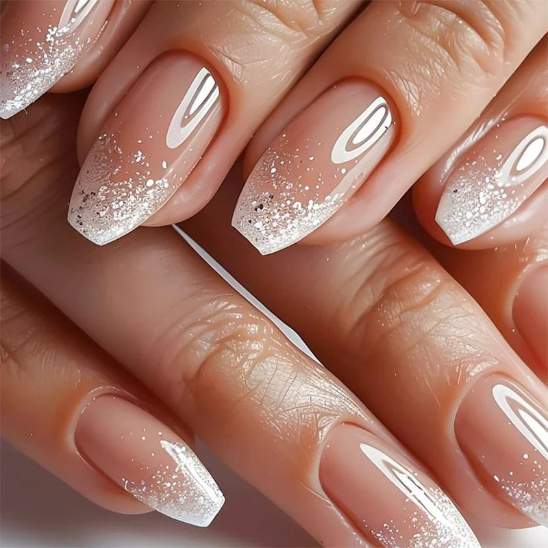 Kunstvolle Nagelverlängerungen mit Glitzer und Ombre-Effekt Karnz