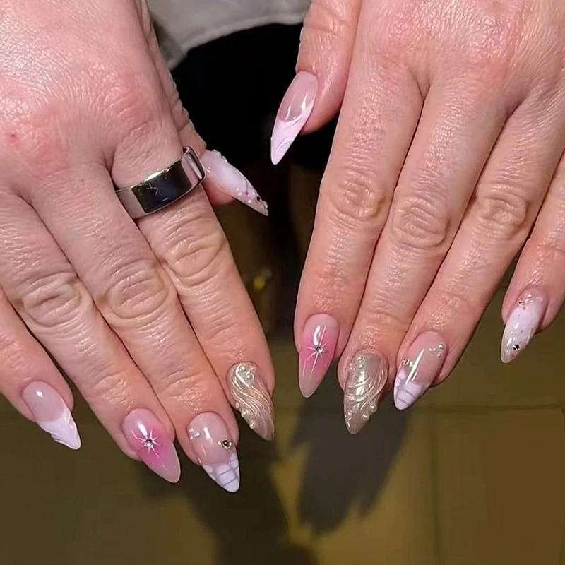 Kunstvolle Nagelverlängerungen mit Glitzer- und Muschelmotiven Karnz