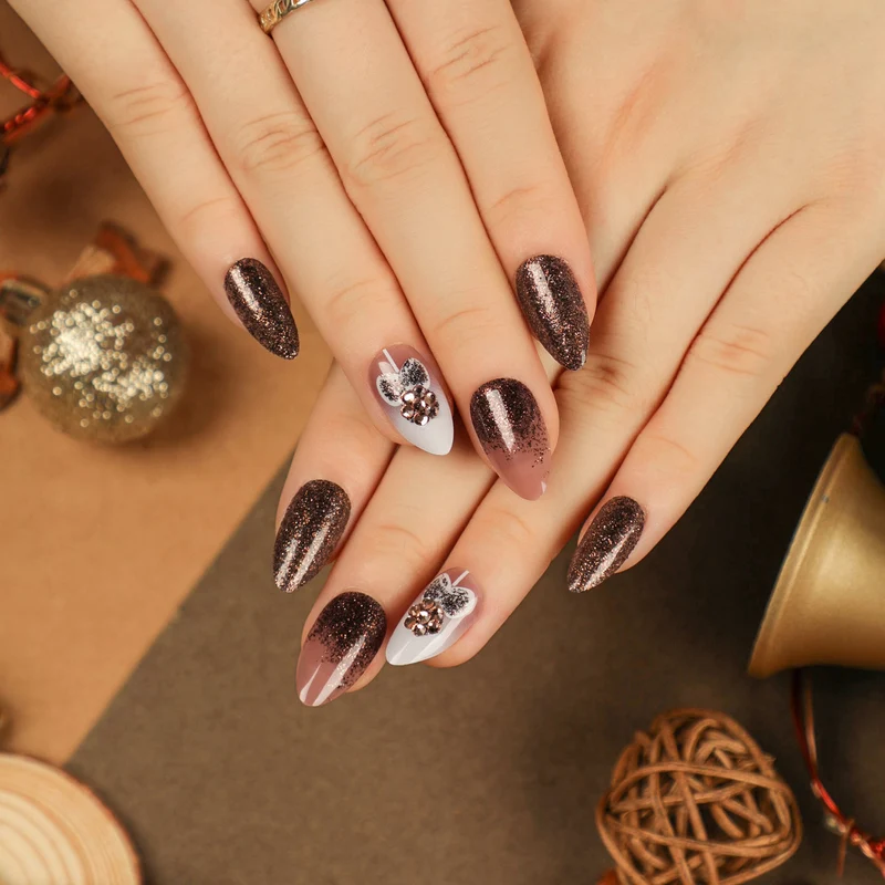 Kunstvolle Nagelverlängerungen mit Glitzer- und Herzmotiv Karnz