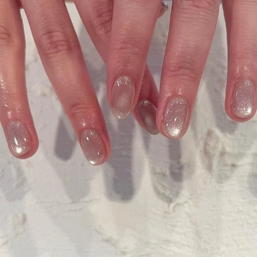 Kunstvolle Nagelverlängerungen mit Glitzer-Effekt Karnz