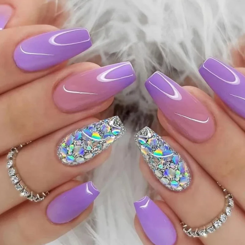 Kunstvolle Nagelverlängerungen mit Glitzer-Design Karnz