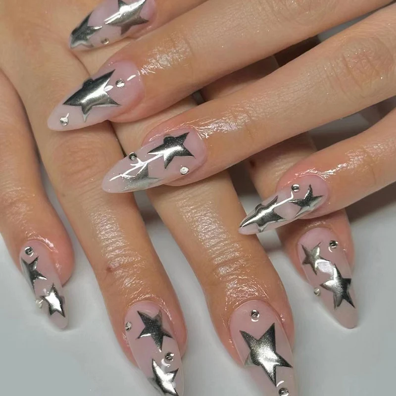 Kunstvolle Nagelverlängerungen mit Silberstern-Design Karnz