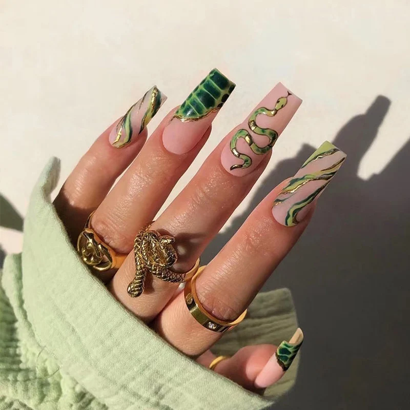 Kunstvolle Nagelverlängerungen mit Serpentinen-Design Karnz