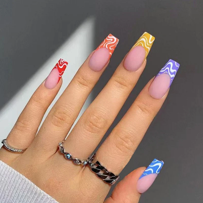 Kunstvolle Nagelverlängerungen mit modernem Farbmuster Karnz