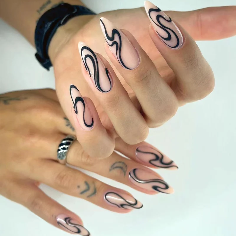 Kunstvolle Nagelverlängerungen mit modernem Design und eleganten Linien Karnz