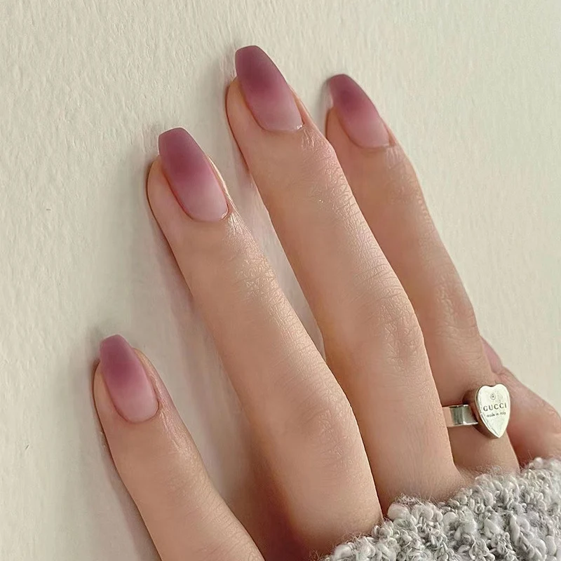 Kunstvolle Nagelverlängerungen mit mattem Ombre-Effekt Karnz
