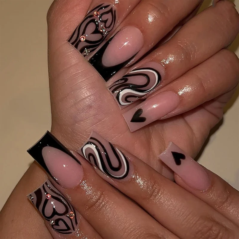 Kunstvolle Nagelverlängerungen mit kreativem Herz- und Wellenmuster Karnz