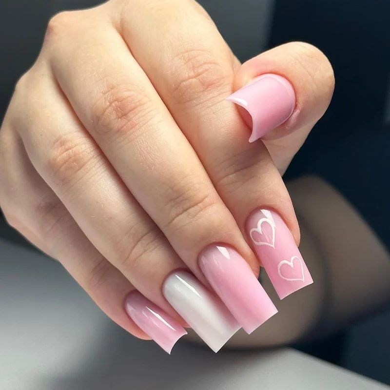 Kunstvolle Nagelverlängerungen mit Herzmotiven Karnz