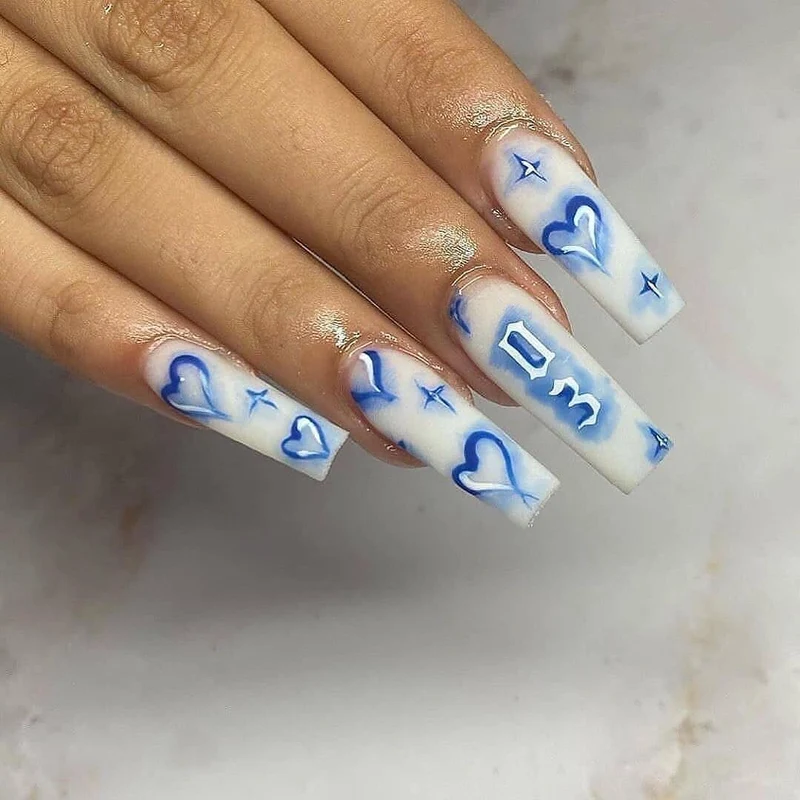 Kunstvolle Nagelverlängerungen mit herzförmigen und modernen Designs Karnz