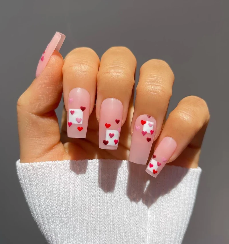 Kunstvolle Nagelverlängerungen mit Herzen-Design Karnz