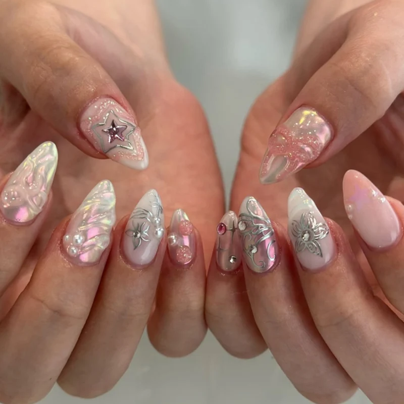 Kunstvolle Nagelverlängerungen mit glänzenden Verzierungen Karnz