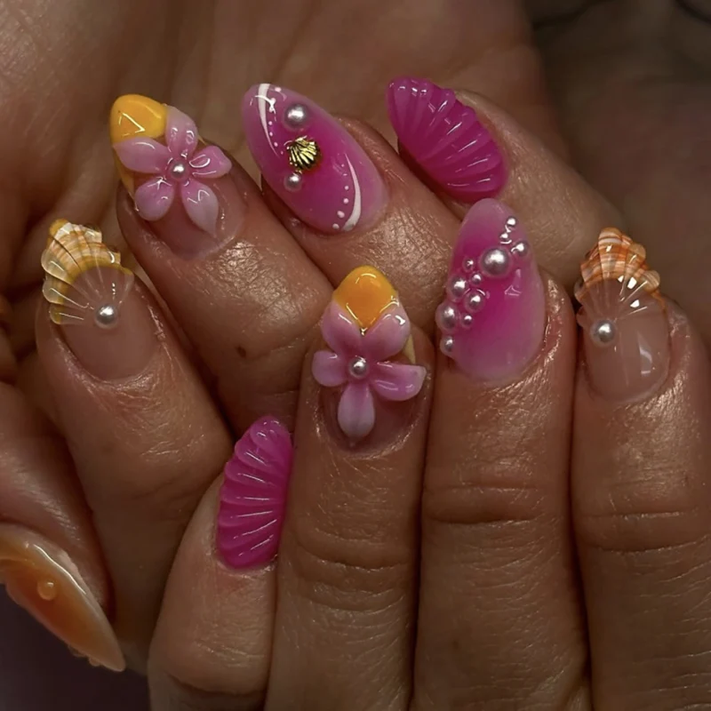 Kunstvolle Nagelverlängerungen mit floralen und perlenverzierten Akzenten Karnz