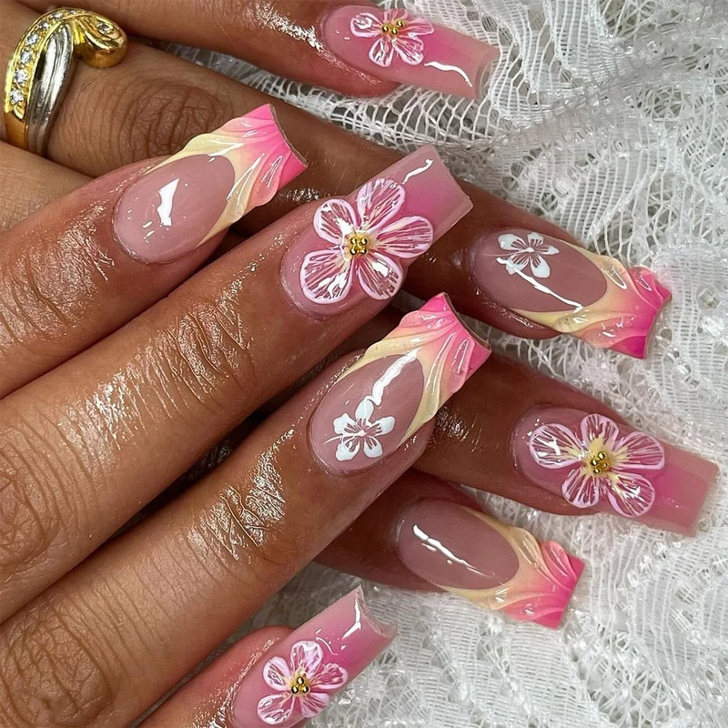 Kunstvolle Nagelverlängerungen mit floralen Designs Karnz