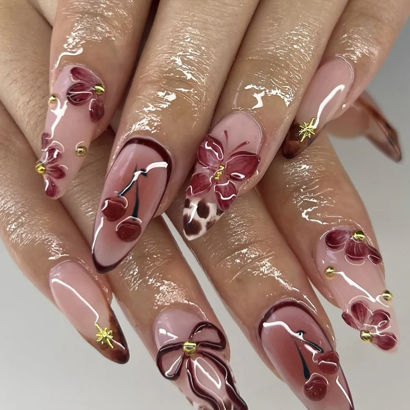 Kunstvolle Nagelverlängerungen mit floralen Akzenten Karnz