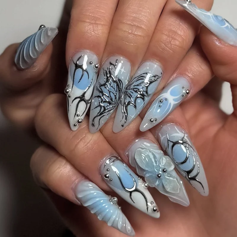 Kunstvolle Nagelverlängerungen mit floralem Design und Glitzer Karnz