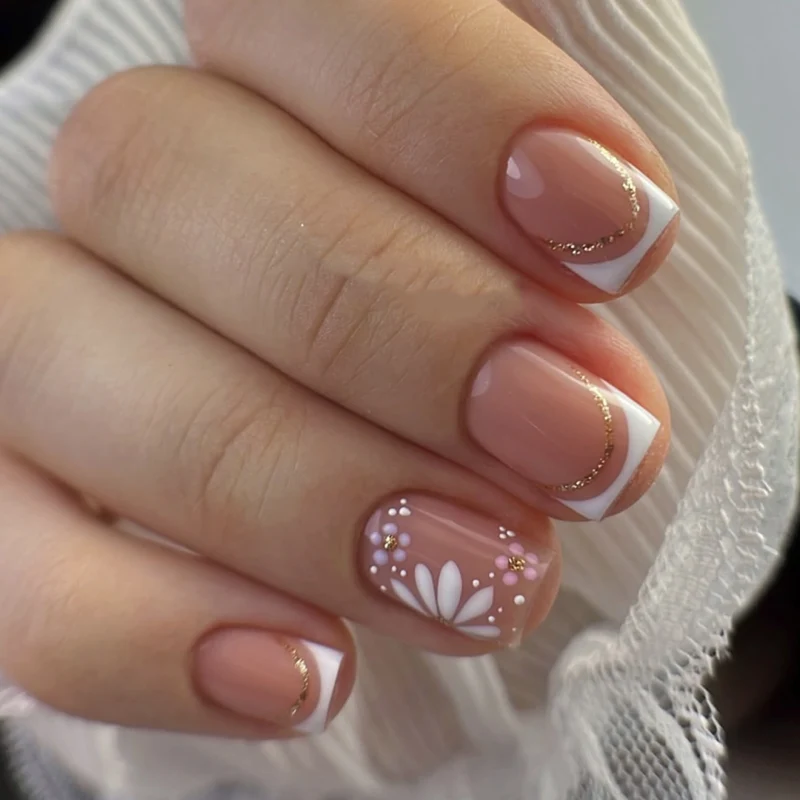 Kunstvolle Nagelverlängerungen mit floralem Design und eleganten Akzenten Karnz