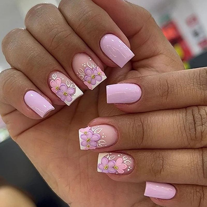Kunstvolle Nagelverlängerungen mit floralem Design Karnz