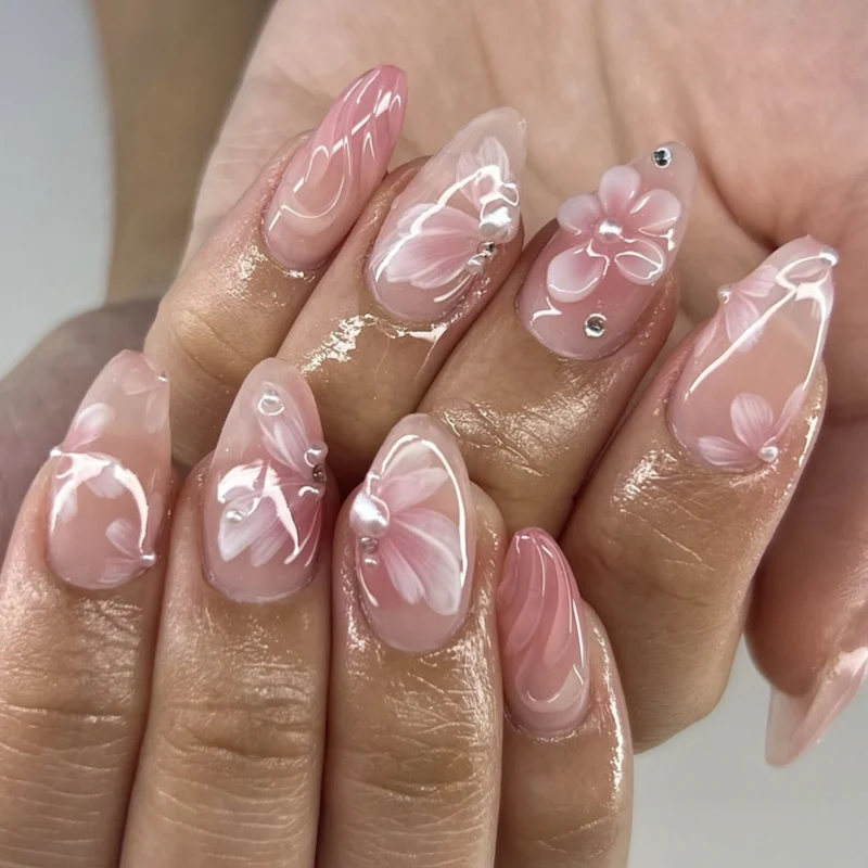 Kunstvolle Nagelverlängerungen mit floralem Design Karnz