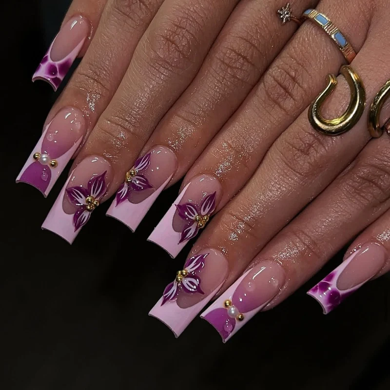 Kunstvolle Nagelverlängerungen mit floralem Dekor Karnz