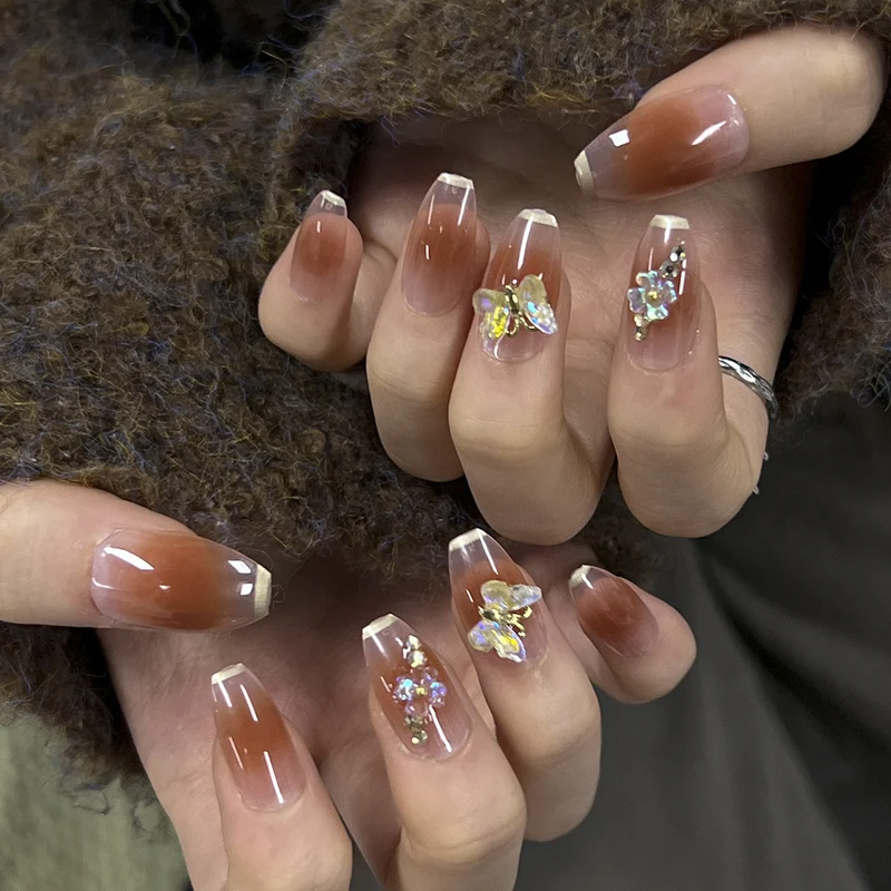 Kunstvolle Nagelverlängerungen mit filigranen Blumen- und Glitzerdetails Karnz