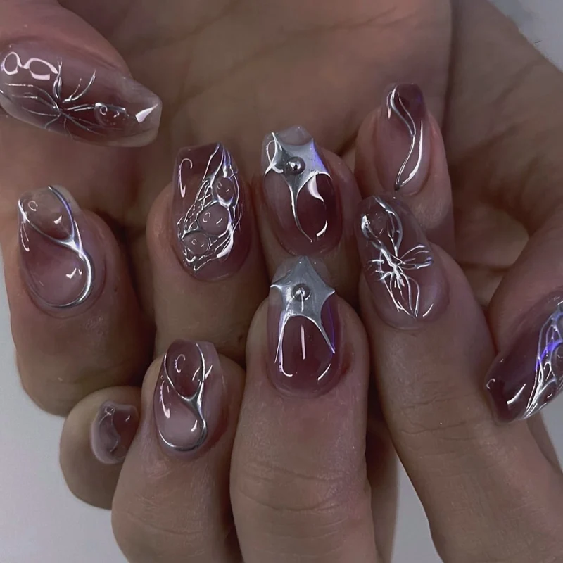 Kunstvolle Nagelverlängerungen mit filigranem Design Karnz