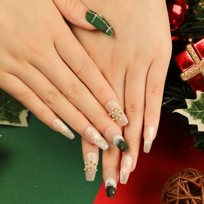 Kunstvolle Nagelverlängerungen mit festlichem Weihnachtsdesign Karnz